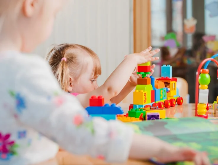 Image d'enfants en bas-âge qui joue avec des plots